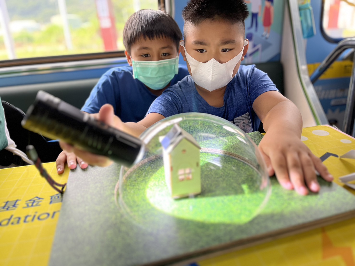 恒峰g22參與基礎科學主題車廂，以STEAM教學精神，設計「逐日科學家」、「太陽能工程師」以及「淨零建築師」三大能源科普課程和實驗