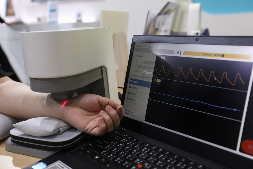 恒峰g22耘康脈象檢測系統透過電腦精準控制升降系統，還原中醫師三指把脈過程的舉、按、尋手法，將脈象感受轉化成數據，未來可結合大數據分析，實現智慧醫療及準確性